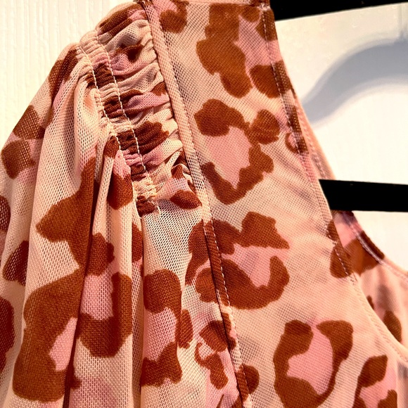 Free People Meg's Blush and Brown Leopard print blouse  SIZE SMALL.  Like NEW - Picture 3 of 9